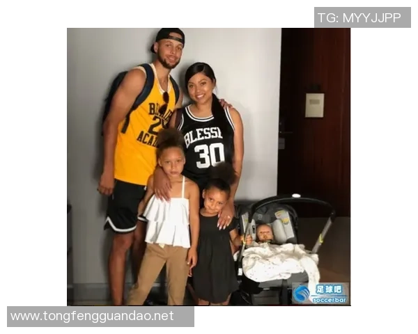 足球球星携妻子温馨合影展现家庭幸福生活引发粉丝热议